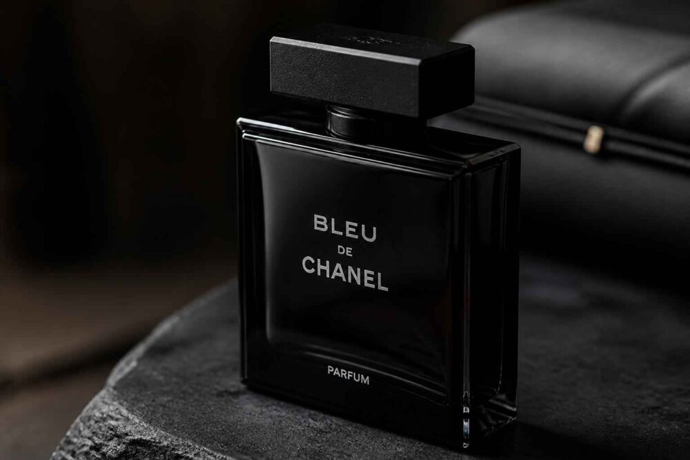 Czarny flakon Bleu de Chanel Parfum Czarny flakon Bleu de Chanel Parfum na skórzanej powierzchni
